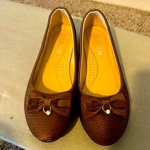 A pair of women’s flats